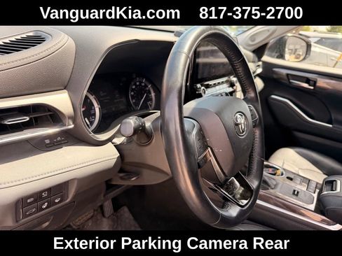 Used 2021 Toyota Highlander Limited FWD image 14