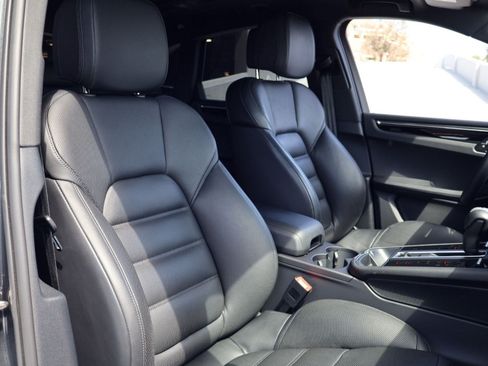Certified 2025 Porsche Macan AWD/4WD image 24