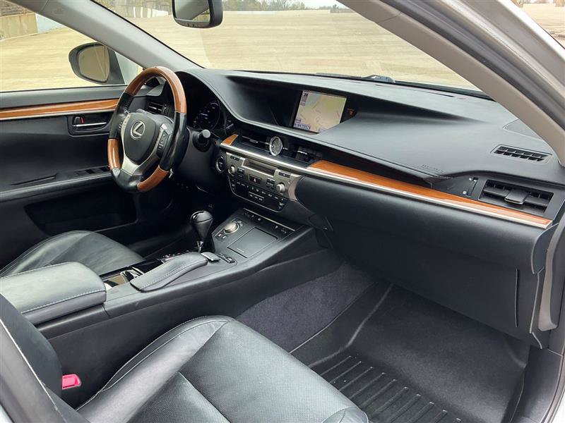 Used 2014 Lexus ES 300h w/ Luxury Package w/Bamboo Trim FWD image 36