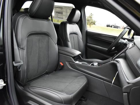 New 2025 Jeep Grand Cherokee Altitude AWD/4WD image 27