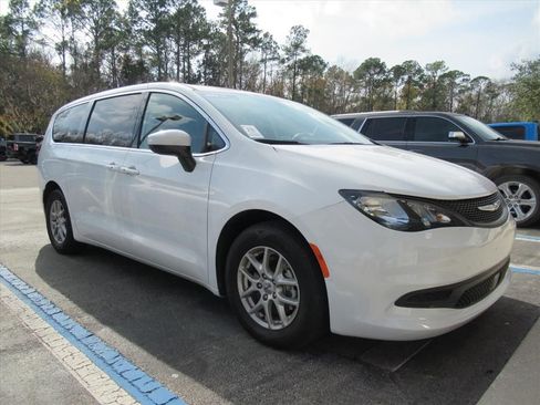 Used 2022 Chrysler Voyager LX image 1