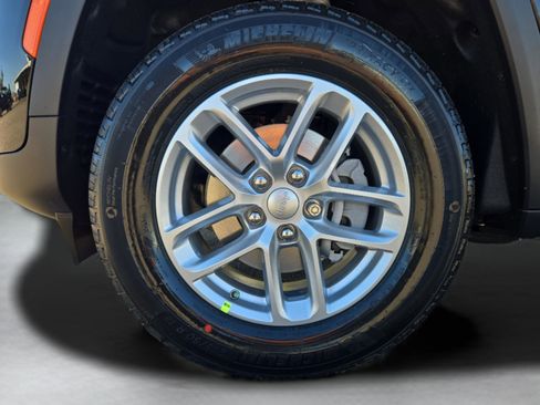 New 2025 Jeep Grand Cherokee Laredo image 10