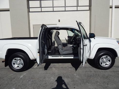 Used 2015 Toyota Tacoma PreRunner w/ SR5 Package image 4