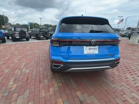 Used 2025 Volkswagen Taos SE FWD image 9