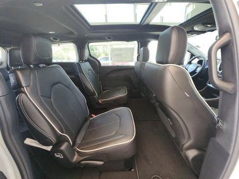 New 2025 Chrysler Pacifica Limited image 12