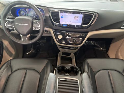 Used 2023 Chrysler Pacifica Touring-L FWD image 13
