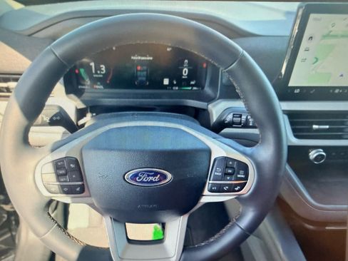 Used 2025 Ford Explorer Active RWD image 6