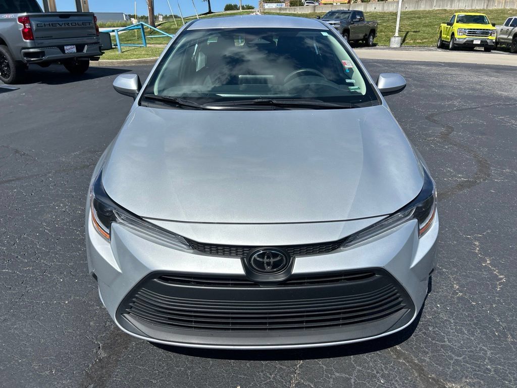 Used 2025 Toyota Corolla LE FWD image 2