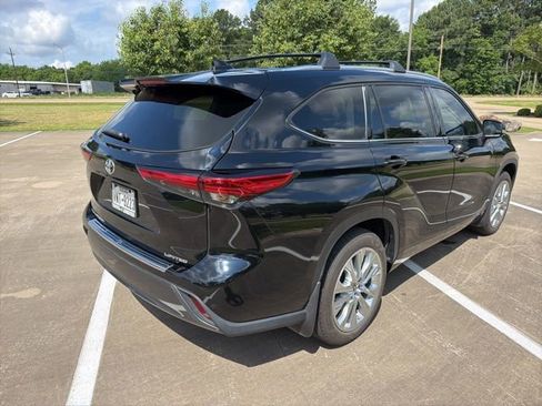 Used 2023 Toyota Highlander Limited FWD image 6