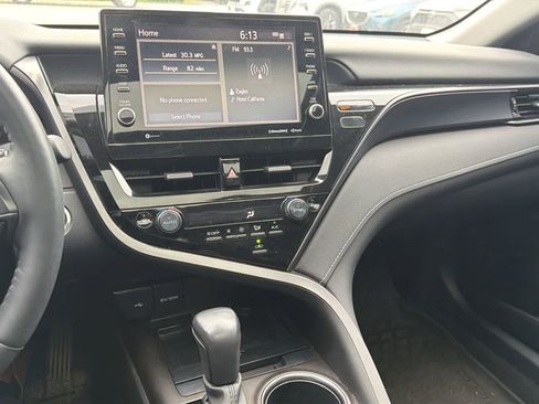 Used 2022 Toyota Camry SE w/ Cold Weather Package FWD image 17
