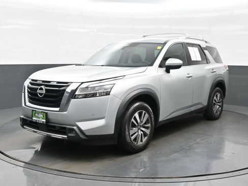 Used 2023 Nissan Pathfinder SL AWD/4WD image 2