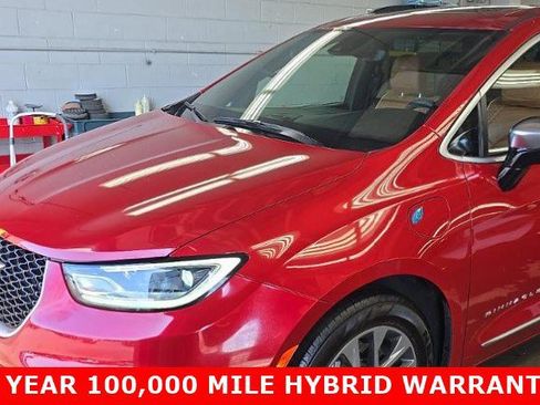 Used 2025 Chrysler Pacifica Pinnacle FWD image 1