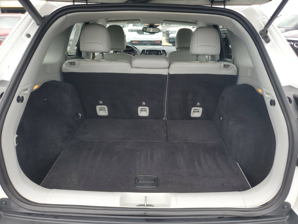 Certified 2019 Jeep Cherokee Limited w/ Luxury Group FWD image 8
