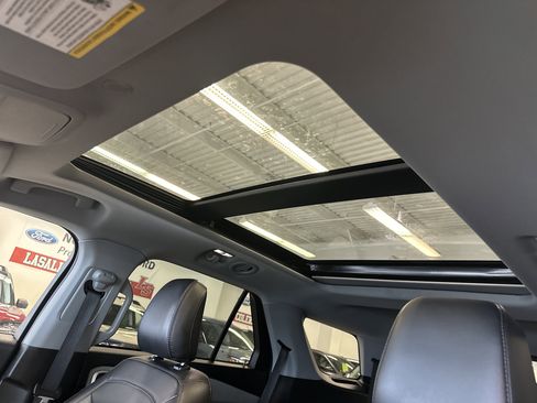 Used 2023 Ford Explorer XLT w/ Equipment Group 202A image 4