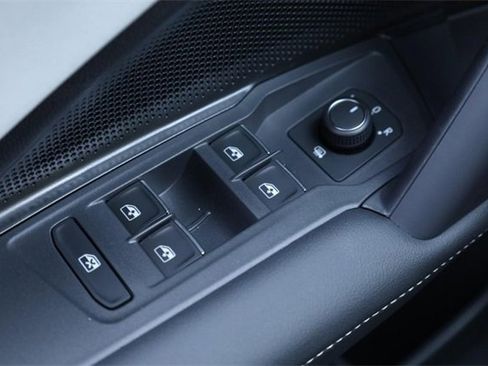 New 2025 Volkswagen Tiguan SE image 19