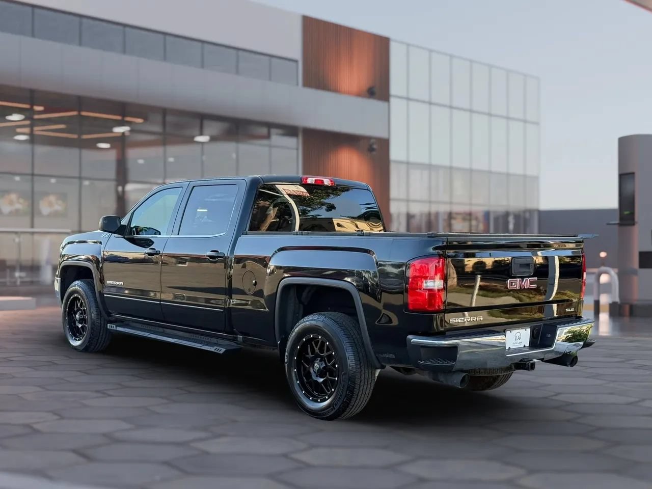 Used 2018 GMC Sierra 1500 SLE w/ Suspension Package, Off-Road AWD/4WD image 4