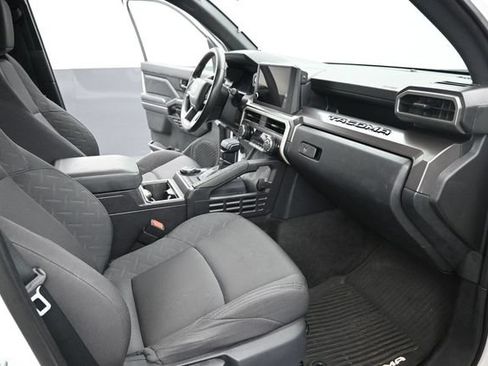 Used 2025 Toyota Tacoma SR5 AWD/4WD image 28