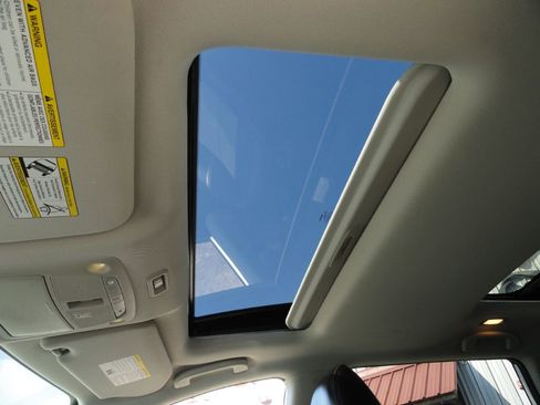 Used 2019 Nissan Pathfinder SL image 16