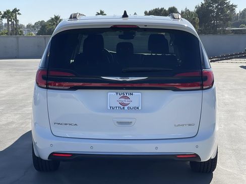 Used 2023 Chrysler Pacifica Limited FWD image 4