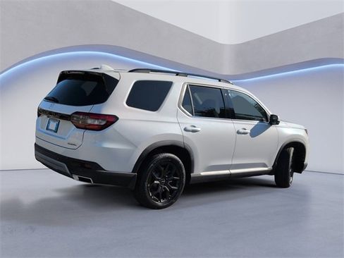 New 2025 Honda Pilot Touring image 4