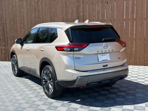 Used 2025 Nissan Rogue SL w/ Tech Package FWD image 17