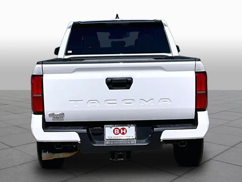 Used 2025 Toyota Tacoma SR5 AWD/4WD image 5