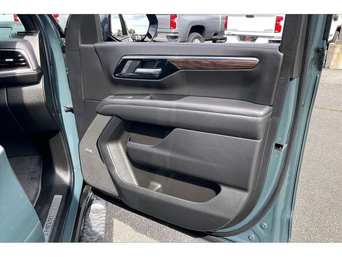 Used 2025 Chevrolet Tahoe Z71 w/ Comfort Package AWD/4WD image 26