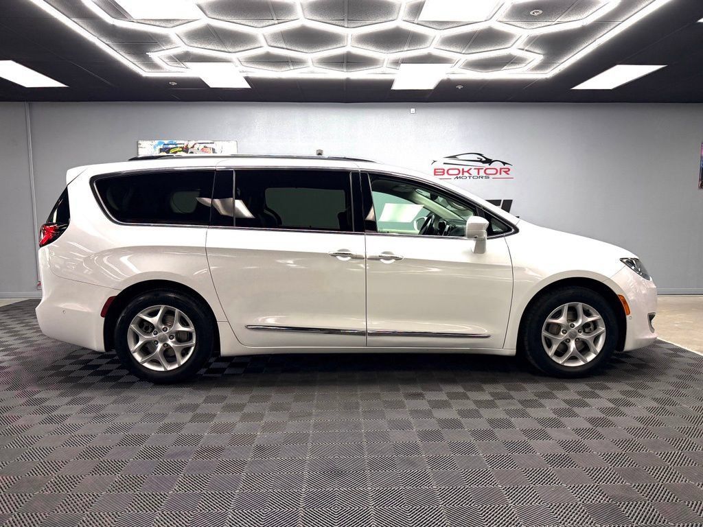 Used 2018 Chrysler Pacifica Touring-L Plus w/ Advanced Safetytec Group FWD image 17