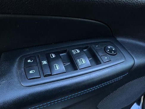 Used 2019 Jeep Grand Cherokee Laredo image 12