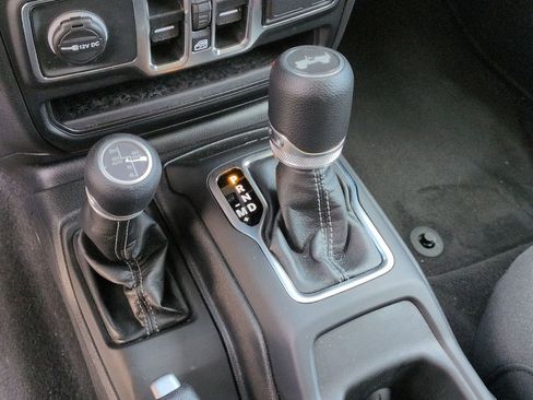 Used 2025 Jeep Wrangler Unlimited Sahara AWD/4WD image 15