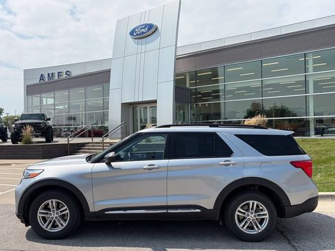 Used 2023 Ford Explorer XLT w/ Equipment Group 202A AWD/4WD image 3