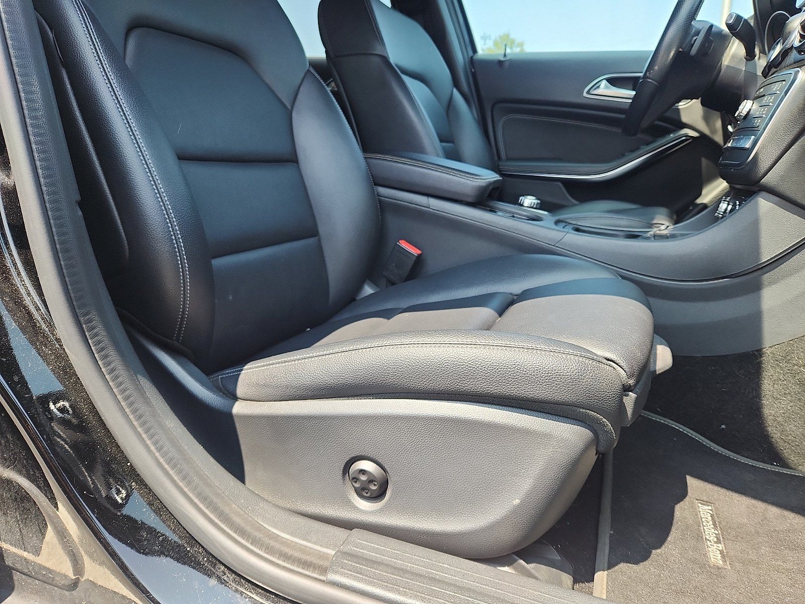 Used 2018 Mercedes-Benz GLA 250 4MATIC image 33