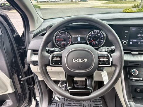 Used 2022 Kia Carnival LX FWD image 11