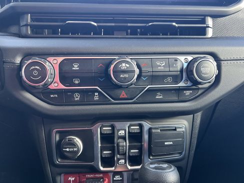 Used 2025 Jeep Wrangler Unlimited Rubicon image 15