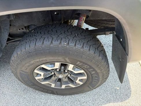 Used 2017 Toyota Tacoma TRD Off-Road AWD/4WD image 15