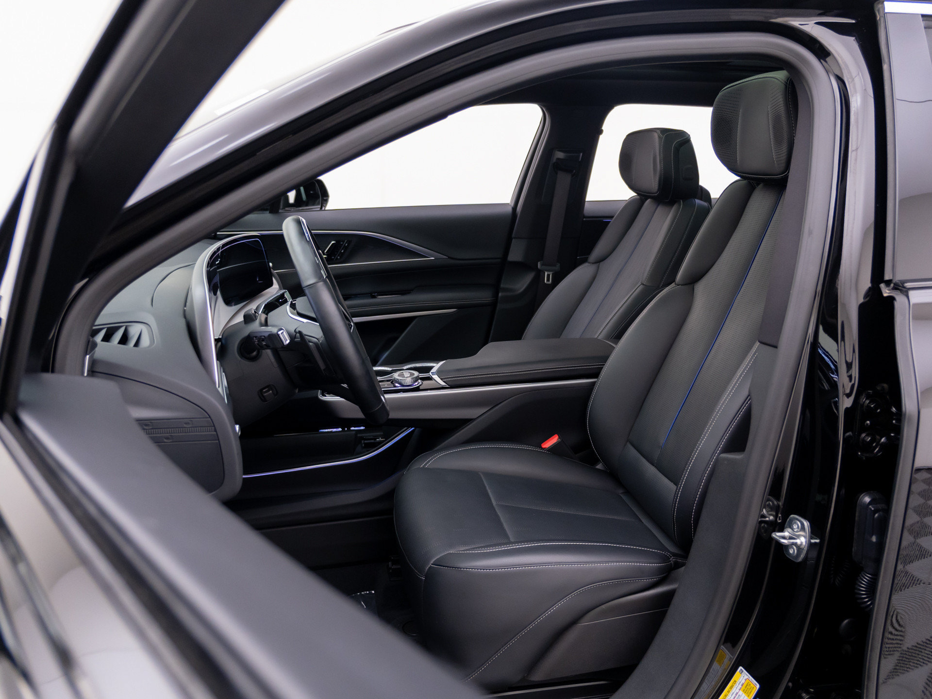 Used 2025 Cadillac Lyriq Luxury w/ LPO, Floor Liner Package AWD/4WD image 15