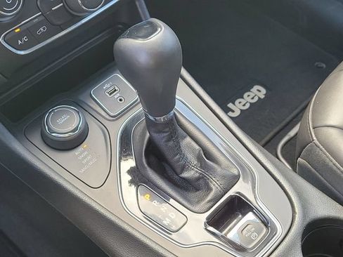 Used 2019 Jeep Cherokee Latitude Plus AWD/4WD image 18