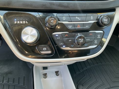 Used 2017 Chrysler Pacifica Touring-L FWD image 33