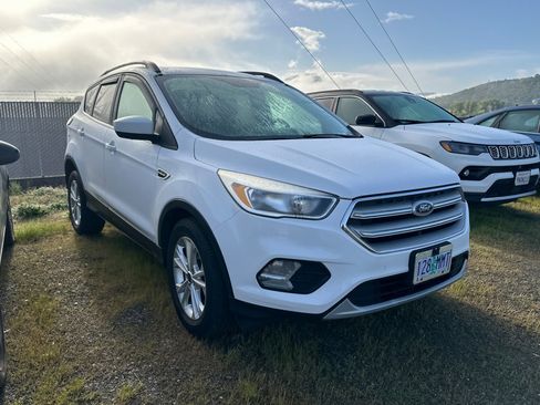 Used 2018 Ford Escape SE image 2