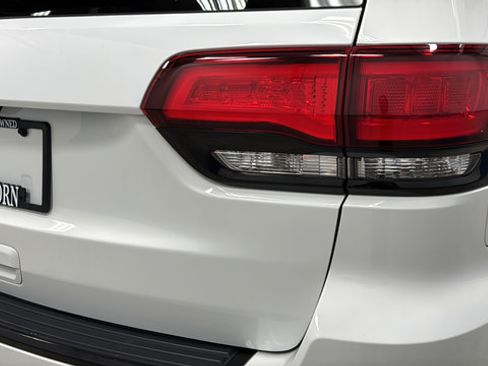 Used 2018 Jeep Grand Cherokee Altitude AWD/4WD image 38