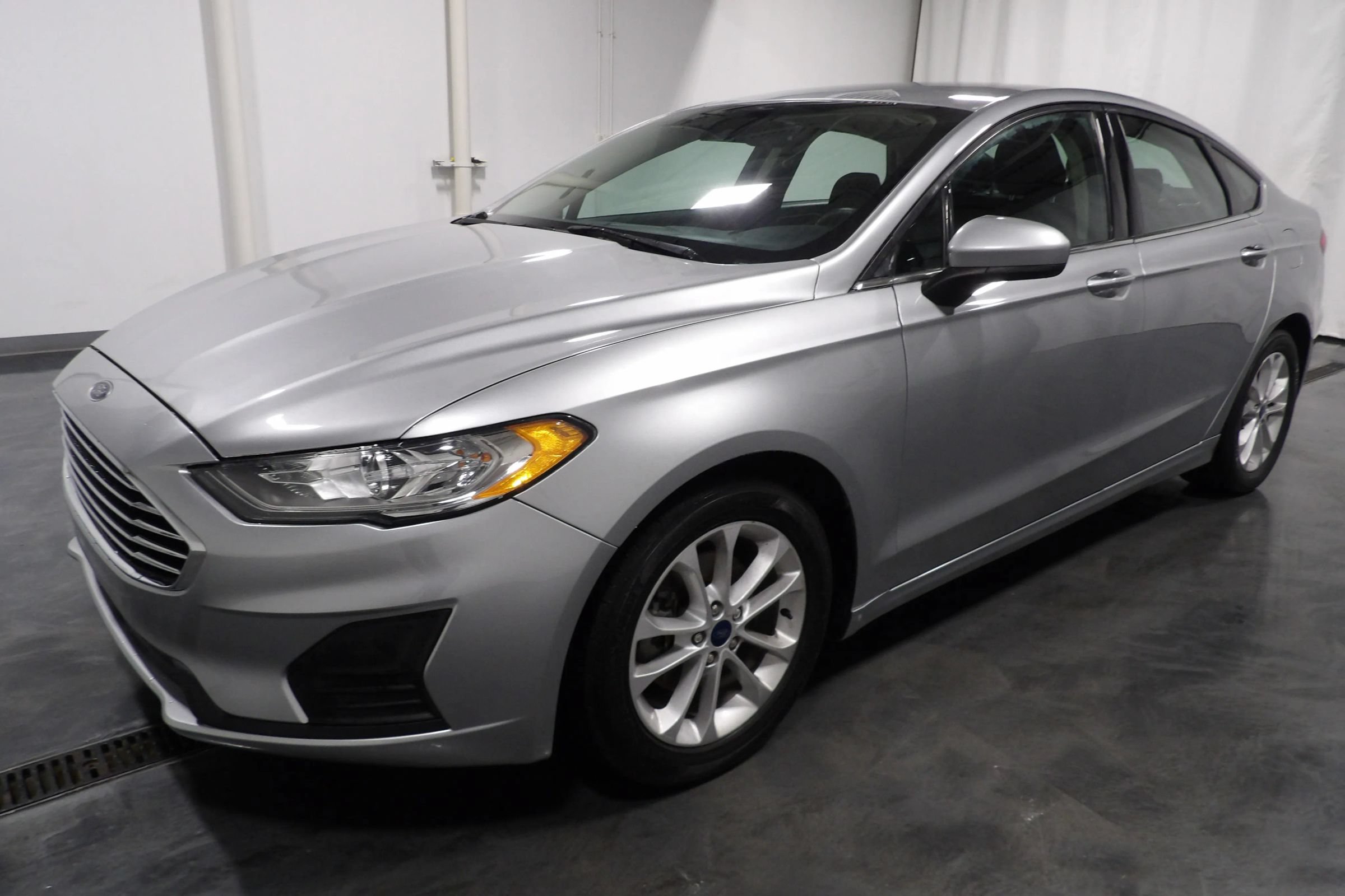 Used 2020 Ford Fusion SE FWD image 3