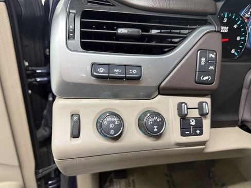 Used 2017 Chevrolet Suburban Premier AWD/4WD image 16