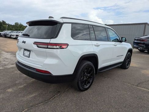 Used 2025 Jeep Grand Cherokee L Laredo RWD image 4