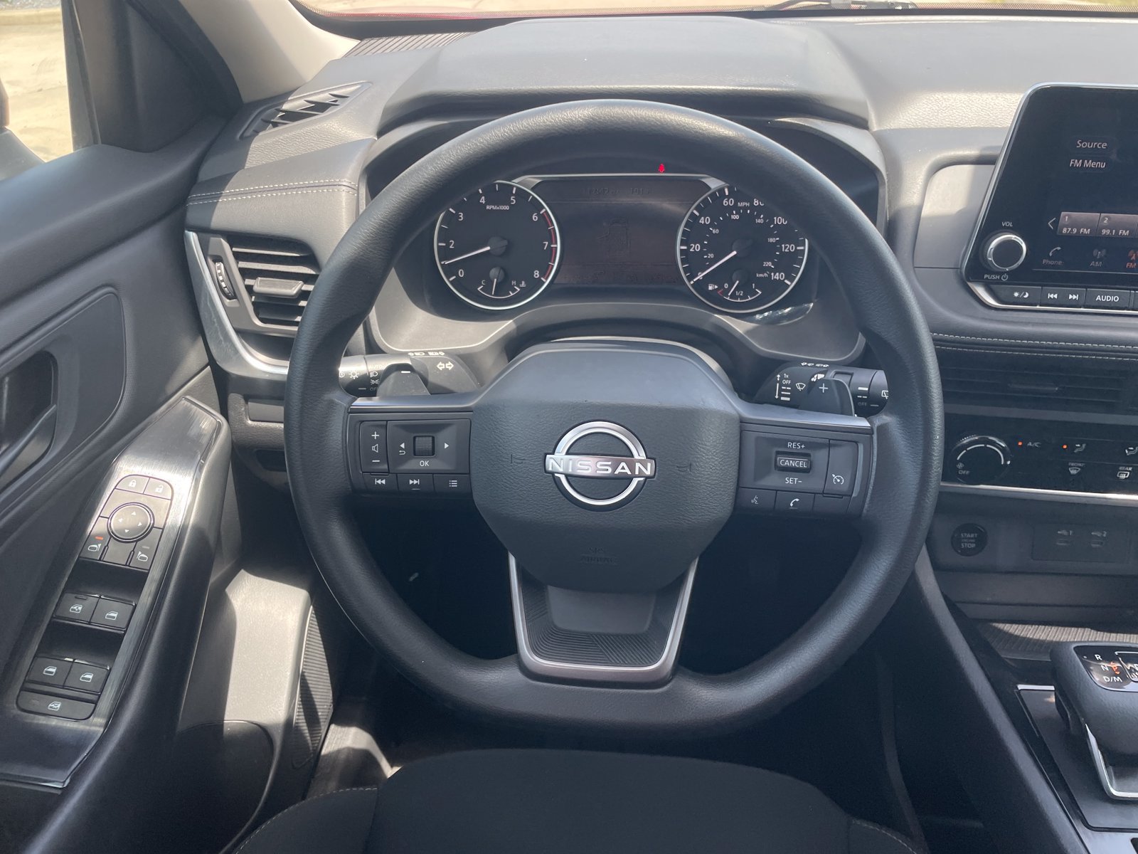 Used 2025 Nissan Rogue S AWD/4WD image 10