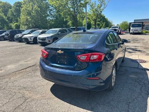 Used 2019 Chevrolet Cruze LT w/ Convenience Package FWD image 5