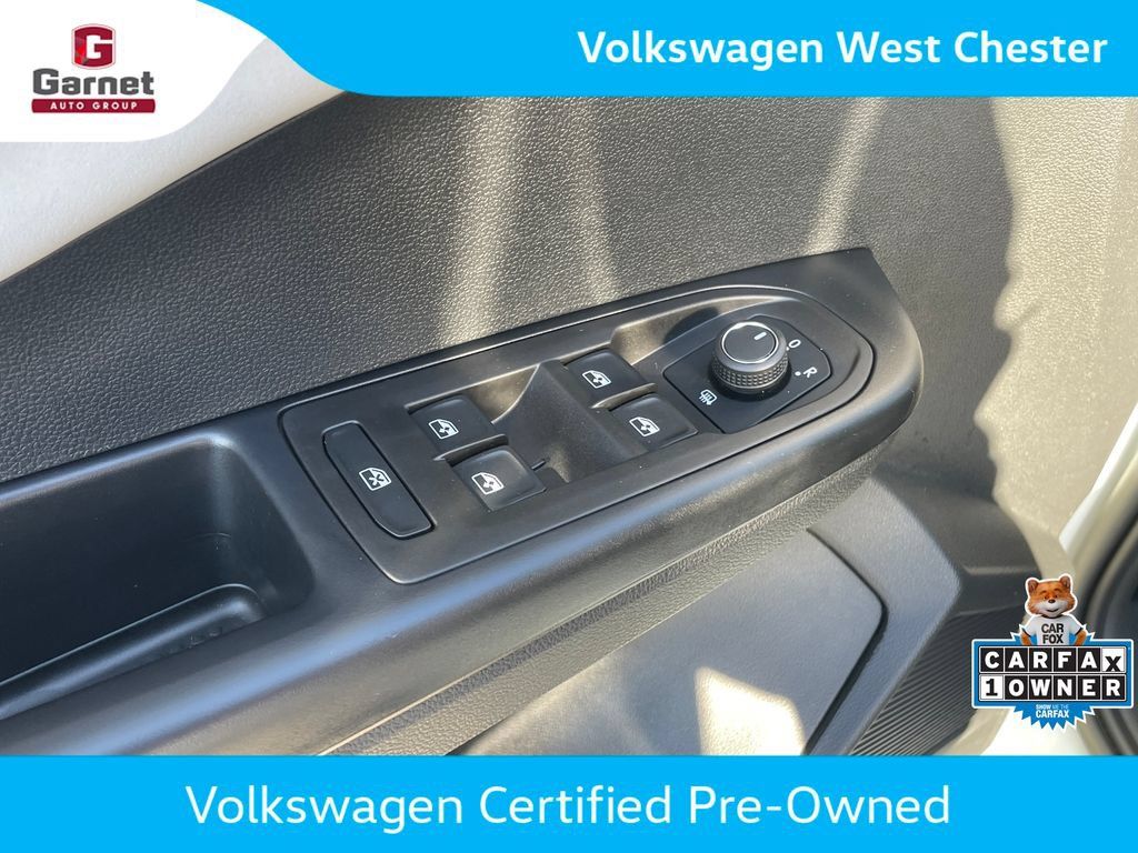Certified 2025 Volkswagen Taos SE AWD/4WD image 12