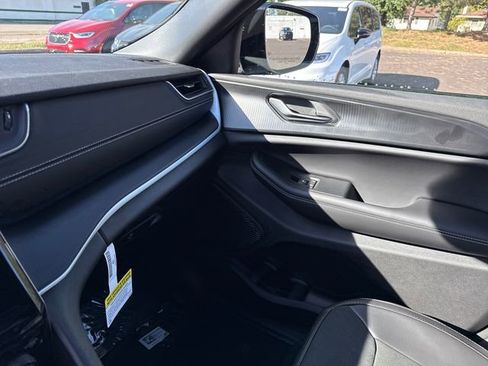 New 2025 Jeep Grand Cherokee Altitude image 24