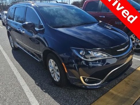 Used 2017 Chrysler Pacifica Touring-L image 1