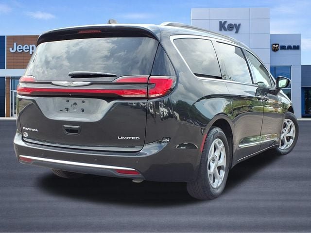 Used 2023 Chrysler Pacifica Limited FWD image 5