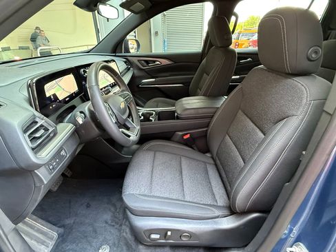 Used 2025 Chevrolet Traverse LT FWD image 13